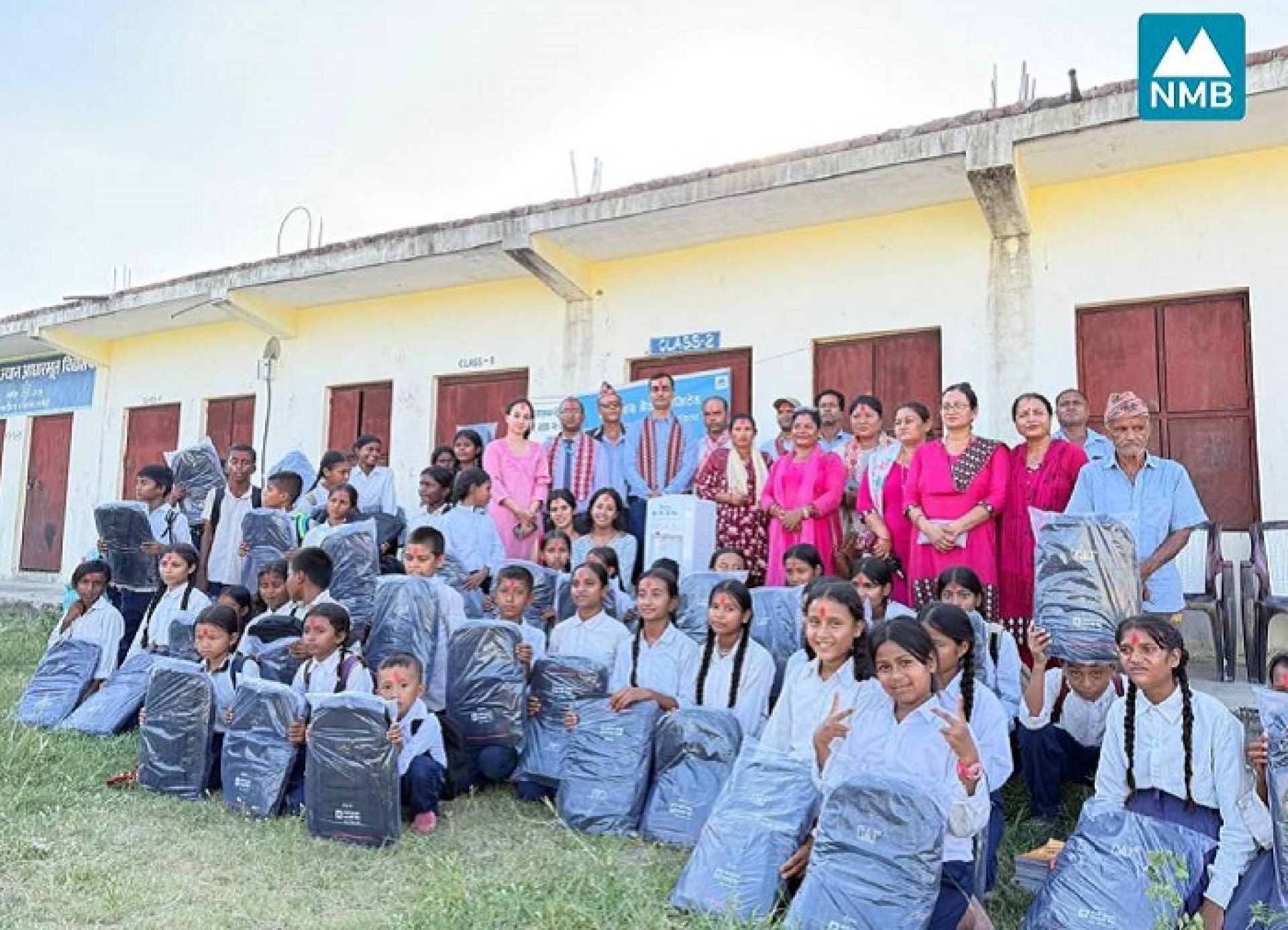 एनएमबि बैंकद्वारा श्री अमर जैन विद्यालयमा स्कुल ब्याग र व्वाटर डिस्पेन्सर हस्तान्तरण